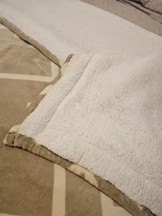 Manta aterciopelada beige y blanca 1.50