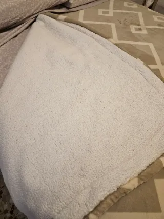 Manta aterciopelada beige y blanca 1.50