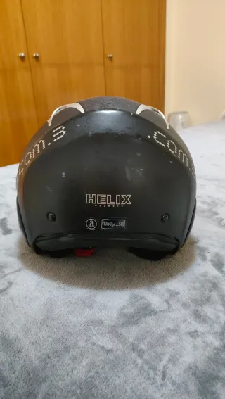 Casco de moto negro con visera