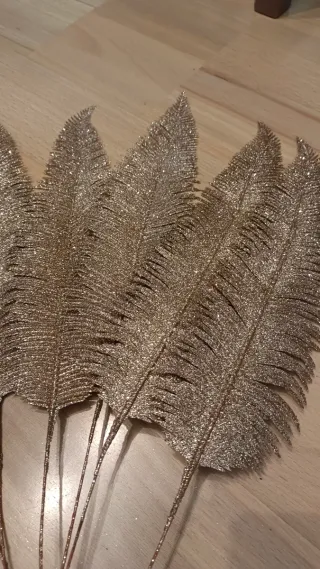 12 Plumas decorativas con purpurina color dorado