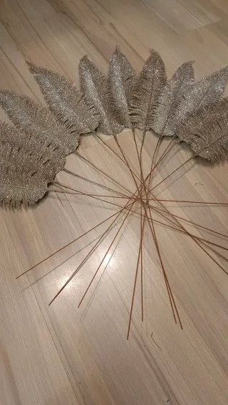 12 Plumas decorativas con purpurina color dorado