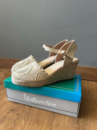Alpargatas cuña Urbanitas beige talla 40.