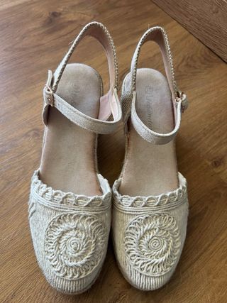 Alpargatas cuña Urbanitas beige talla 40.