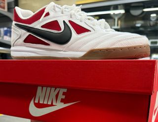Nike Gato Blancas y Rojas