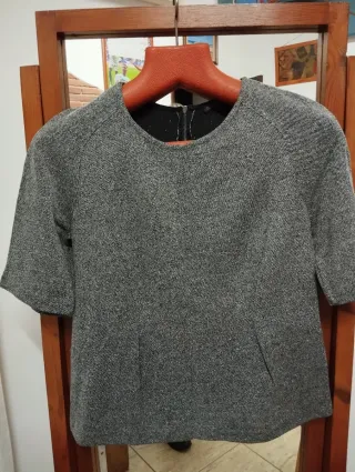 Blusa gris y negra marca Sfera entallada