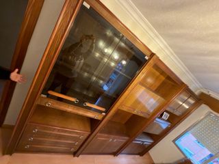 Armario de madera y cristal