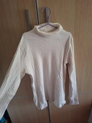 Camiseta Zara cuello alto beige