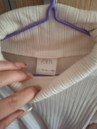 Camiseta Zara cuello alto beige