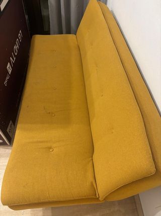 Sofá de tela amarillo
