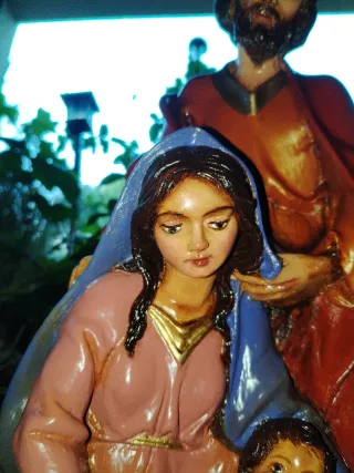 Belén de marmolina pintado a óleo y patinas.