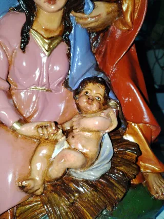 Belén de marmolina pintado a óleo y patinas.