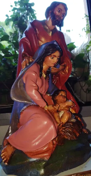 Belén de marmolina pintado a óleo y patinas.