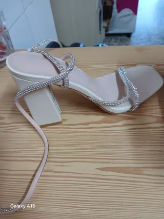 Sandalias Beige con Brillantes