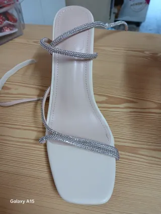 Sandalias Beige con Brillantes