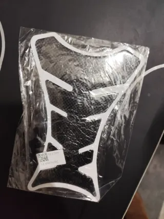 Protector depósito moto carbono