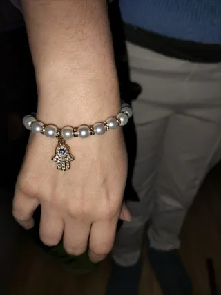 Pulsera Mano de Fátima Dorada y Perlas