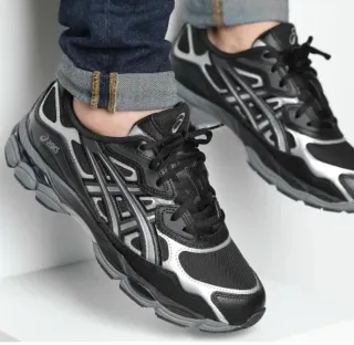 Zapatillas Asics Negras y Plateadas