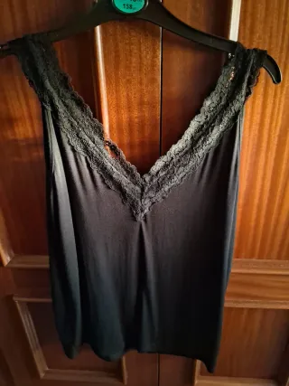 Camiseta tirantes negra con encaje