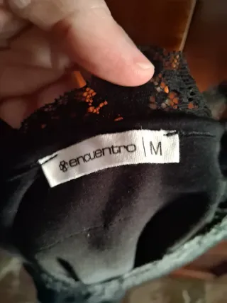 Camiseta tirantes negra con encaje