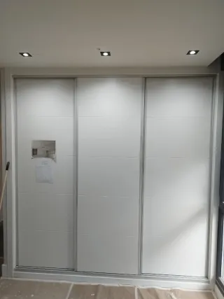 Carpintero montaje puertas