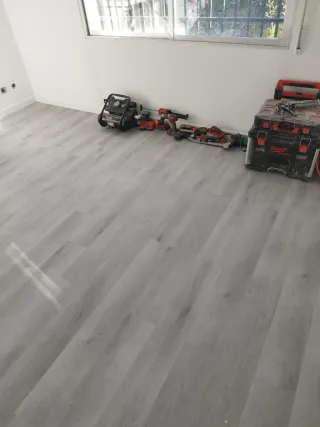 Carpintero montaje puertas