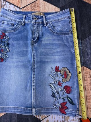 Falda vaquera bordada