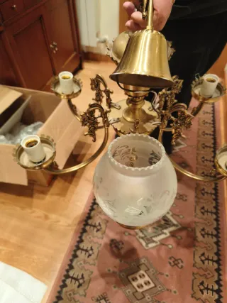 Lámpara de salón dorada y cristal, con tulipas