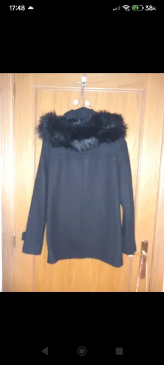 Abrigo negro con capucha y pelo