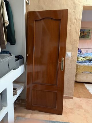 Puerta maciza de madera