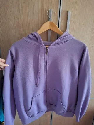Sudadera lila con capucha y cremallera
