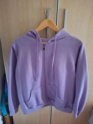 Sudadera lila con capucha y cremallera