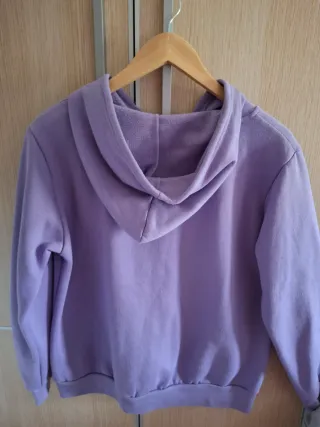 Sudadera lila con capucha y cremallera