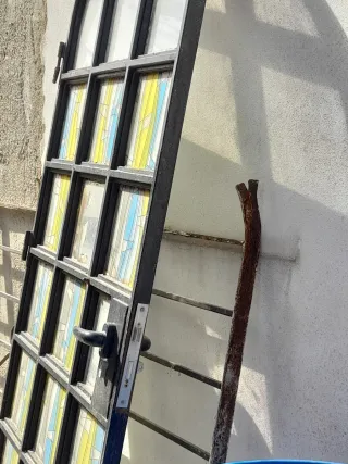 Puerta de hierro con cristales