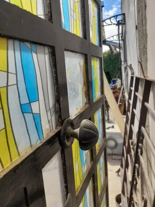 Puerta de hierro con cristales