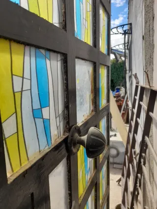 Puerta de hierro con cristales