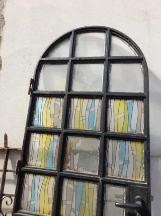 Puerta de hierro con cristales