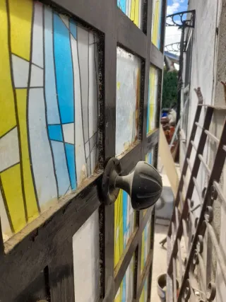 Puerta de hierro con cristales