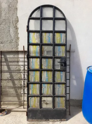 Puerta de hierro con cristales