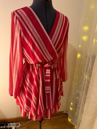 vestito corto con volant e manche lunghe