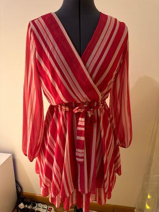 vestito corto con volant e manche lunghe