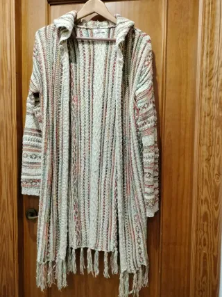 Chaqueta larga de punto con flecos