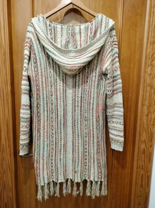 Chaqueta larga de punto con flecos