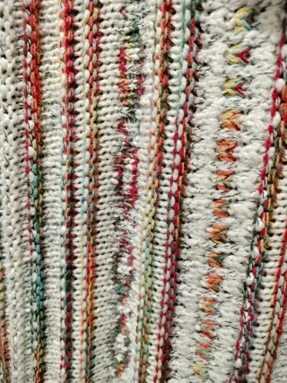 Chaqueta larga de punto con flecos