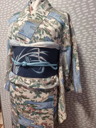 Kimono japonés komon de seda blancp y azul.