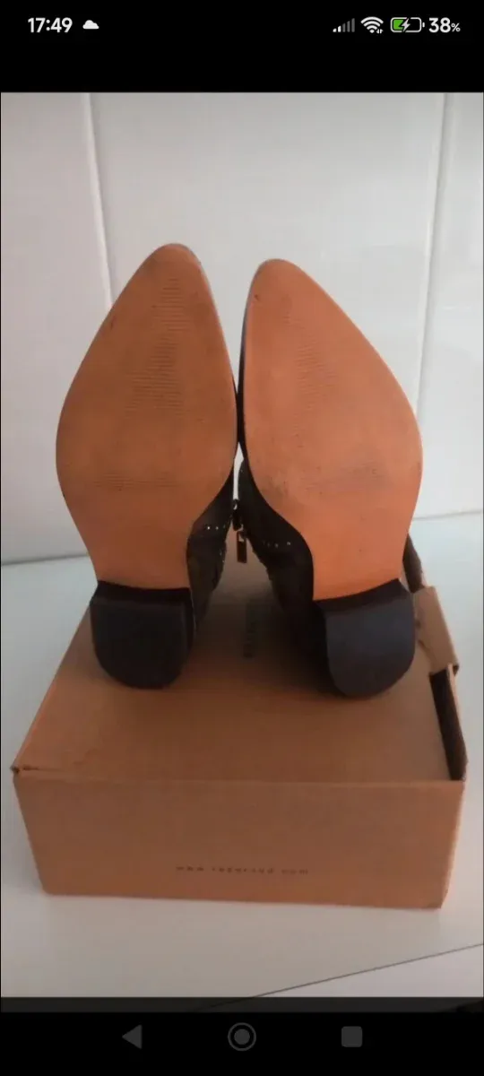 Botines planos Camel con tachuelas