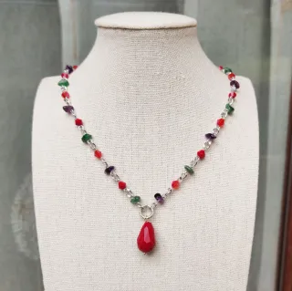 Collana con pendente a goccia multicolor