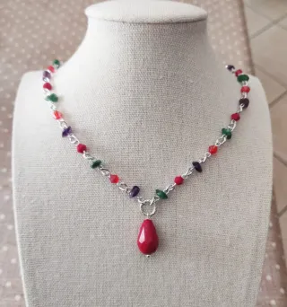 Collana con pendente a goccia multicolor