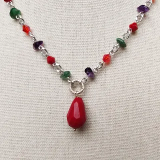 Collana con pendente a goccia multicolor