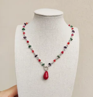 Collana con pendente a goccia multicolor