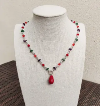 Collana con pendente a goccia multicolor